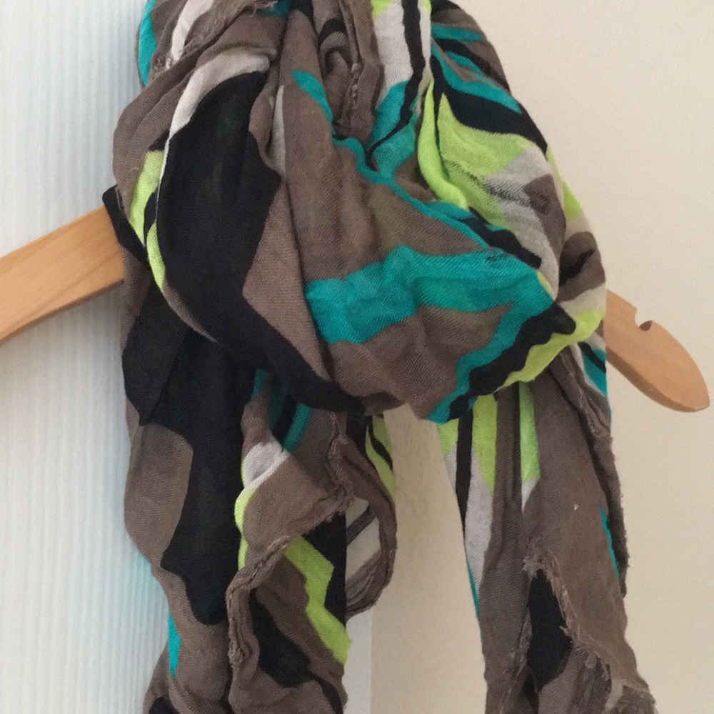 SOLD!! Scarf (BOGO 1/2 OFF ALL SCARVES 🤑)